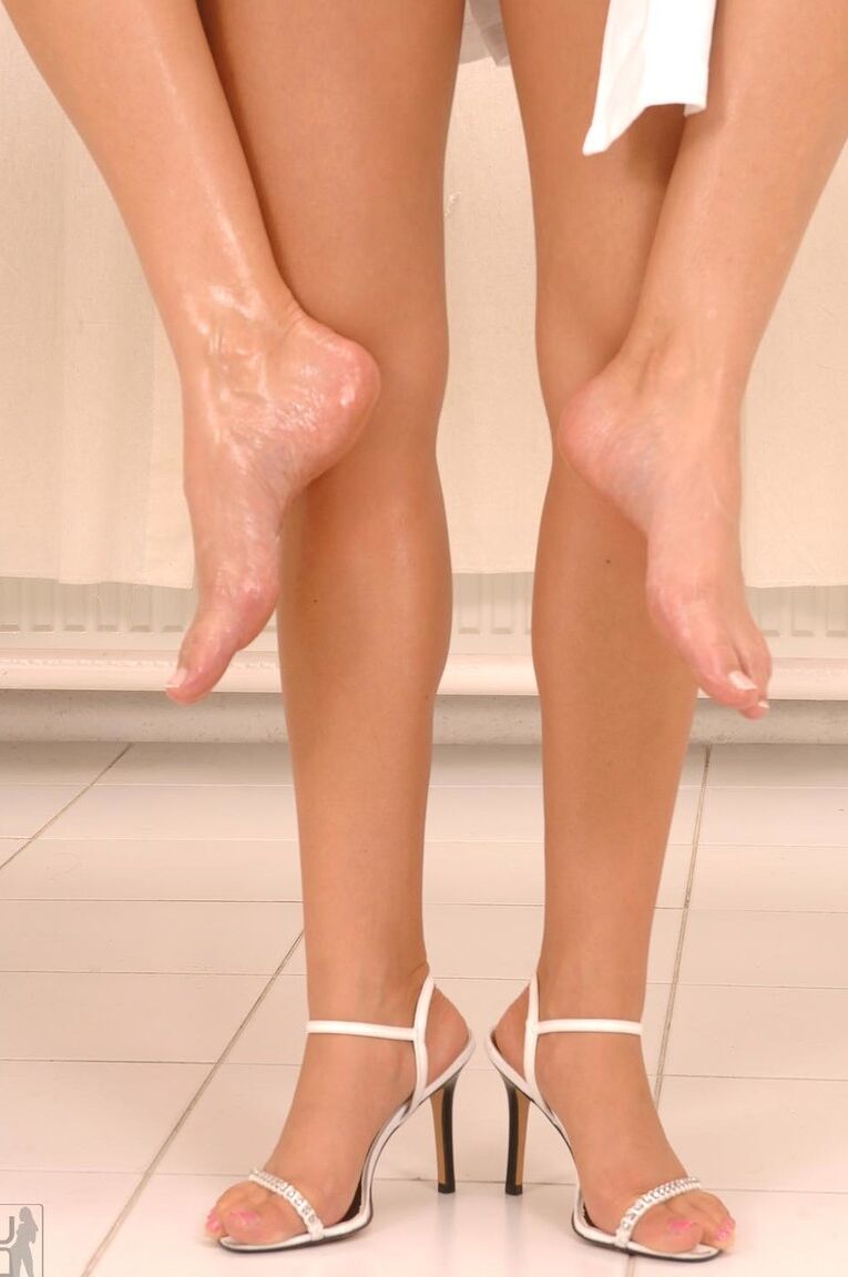 21P Hotties Lora Craft & Cherry Jul oil up and worship each other's feet and toes