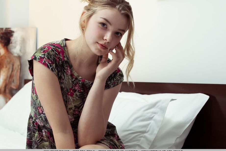 18P La hermosa adolescente rubia Daniel Sea se agarra el culo después de mostrar sus grandes tetas