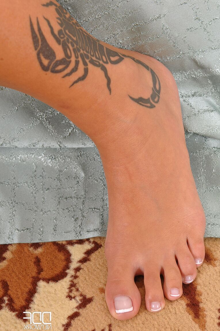 21P Les lesbiennes sexy aux gros seins Black Angelica et Summer profitent du sexe fétichiste des pieds