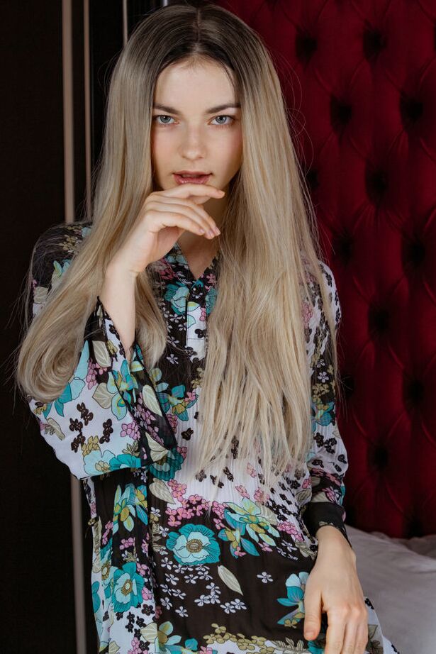 18P A jovem bela Francesca Rose ostenta cabelos longos durante um show totalmente nua