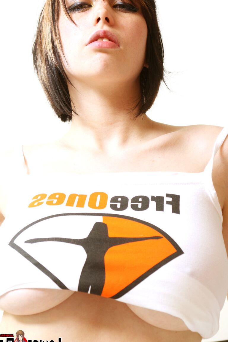16P La amateur británica Louisa May hace poses sensuales mientras libera sus enormes tetas