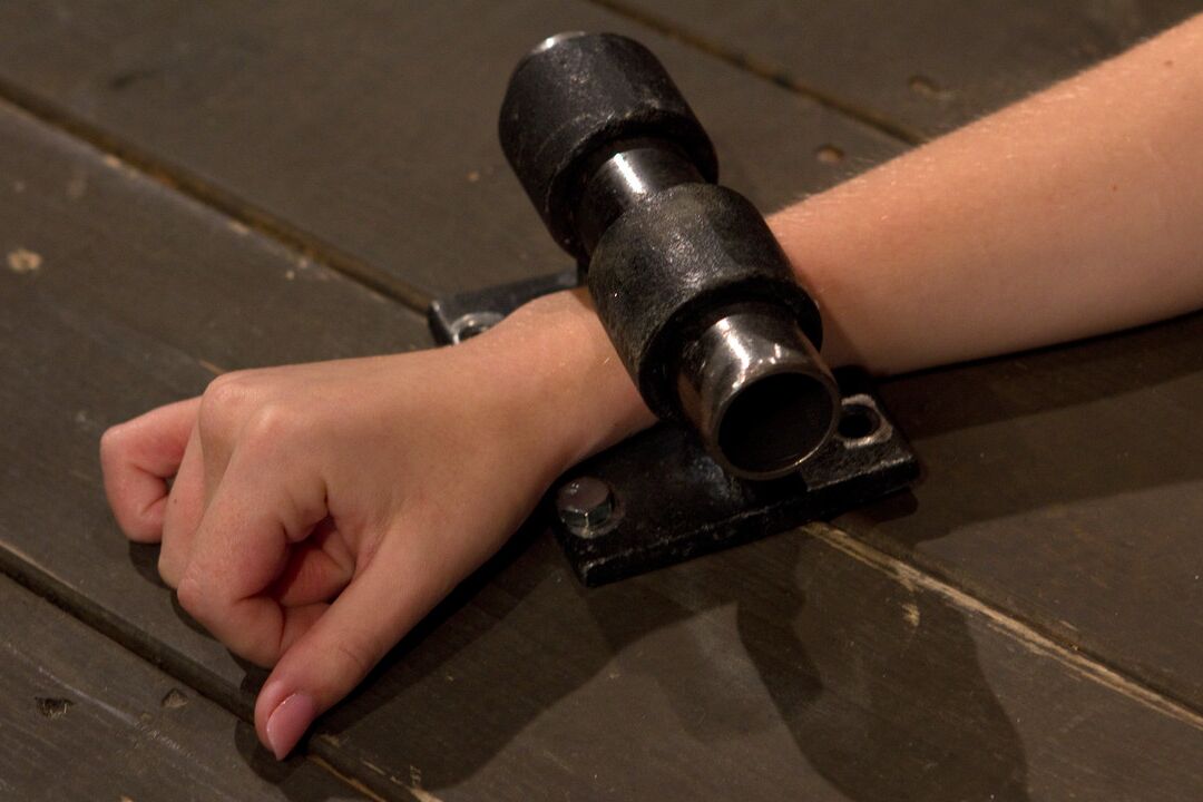 21P Device Bondage Emma Haize