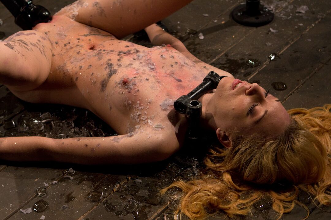 21P Device Bondage Emma Haize