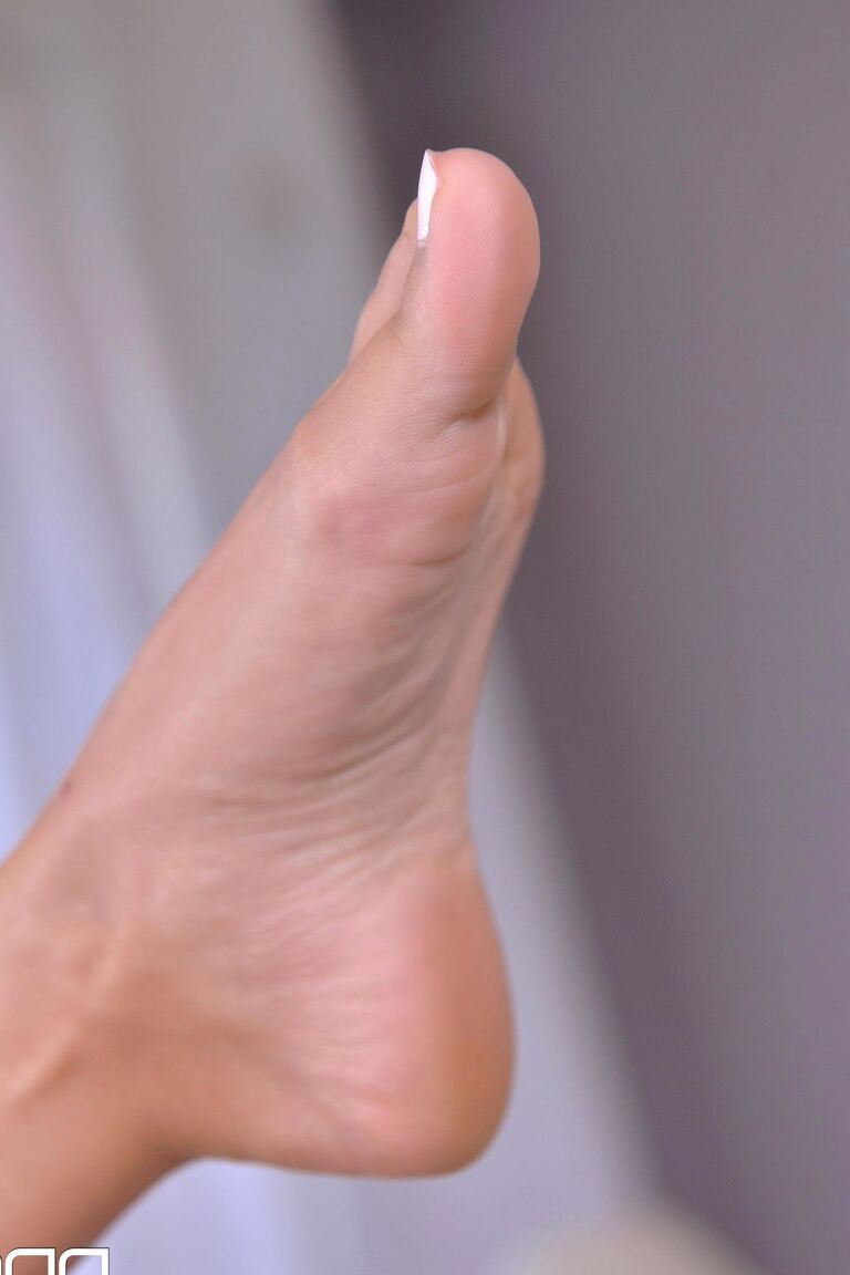 21P Loira com pés gostosos Candee Liciouse se fode com salto de vidro