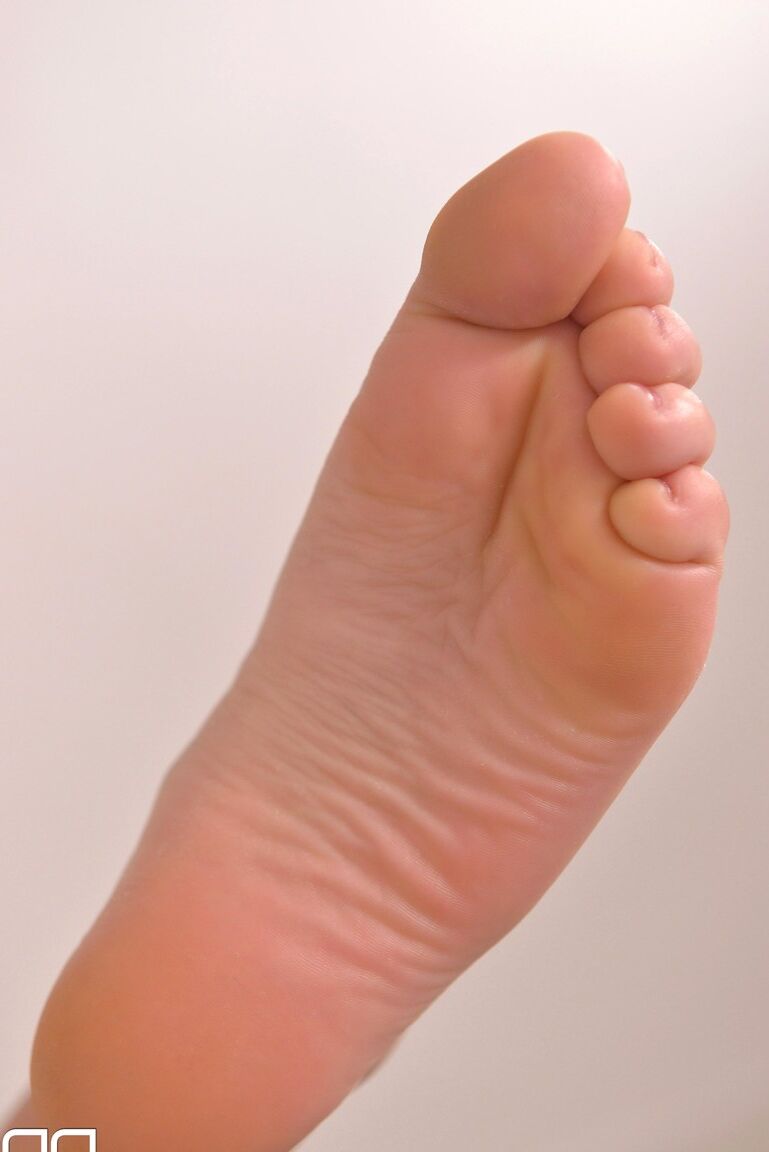 21P セクシーなチェコ人のルシア・デンヴィルとケイティ・ローズがお互いの剃毛したおまんこをつま先で弄る