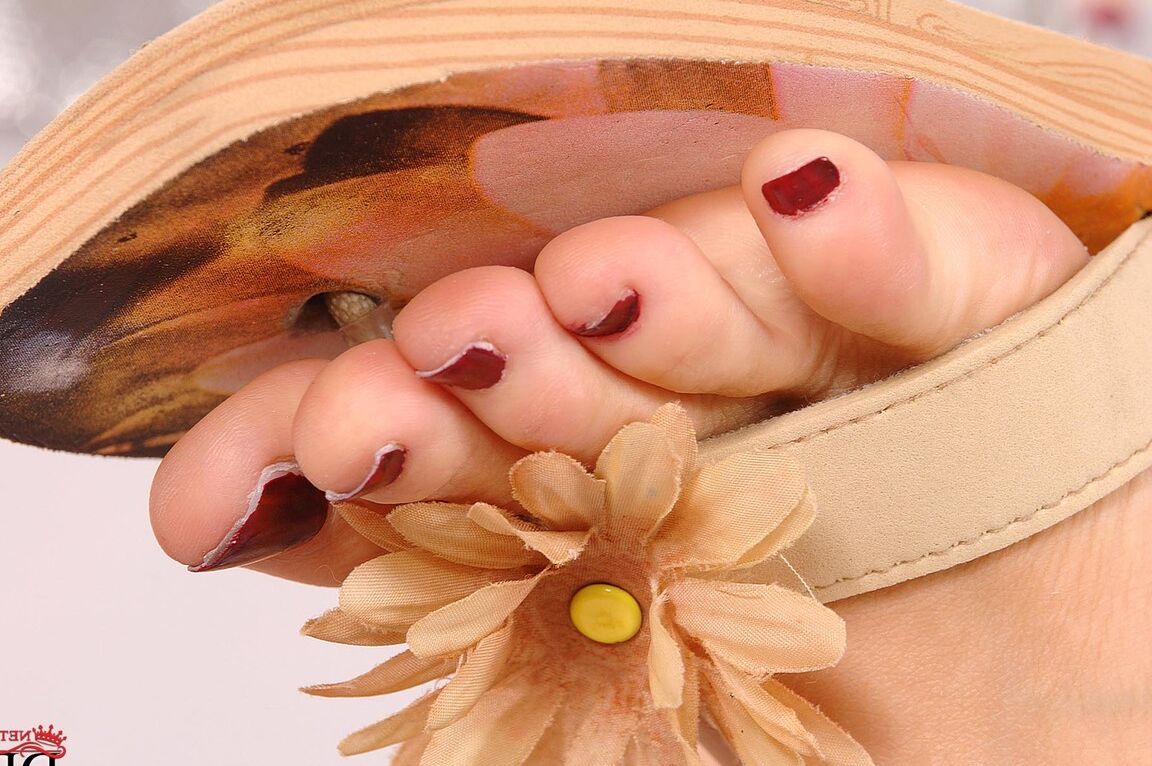 21P Blondes Babe mit kleinen Titten Cherry Jul gibt einen Footjob