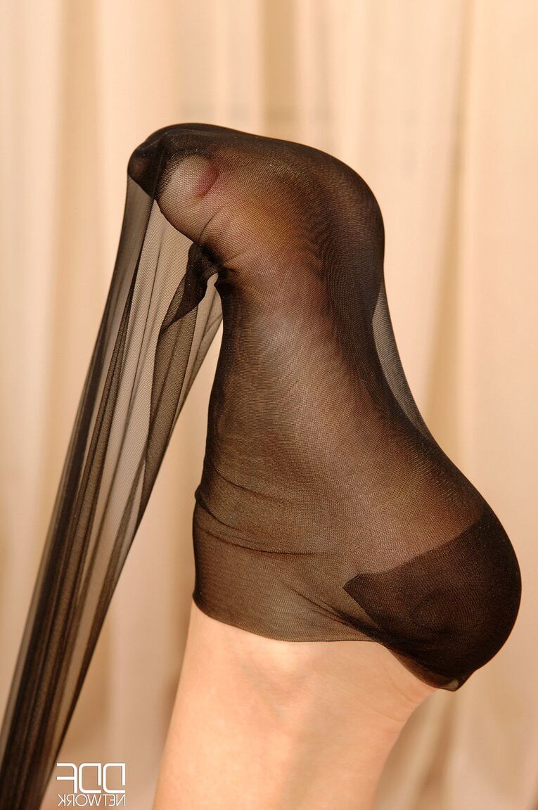 21P La rubia de tetas pequeñas Cherry Jul se burla con sus pies sexys en medias transparentes