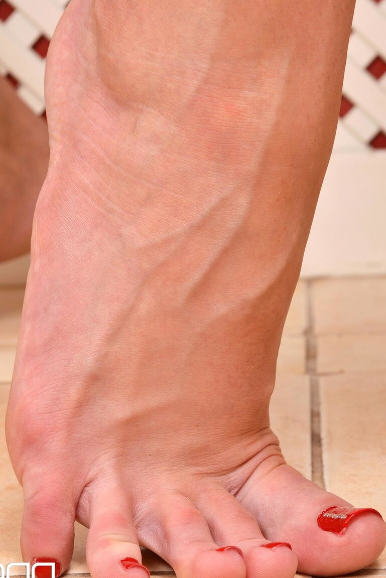 21P Jambes et pieds chauds Lexi Lowe