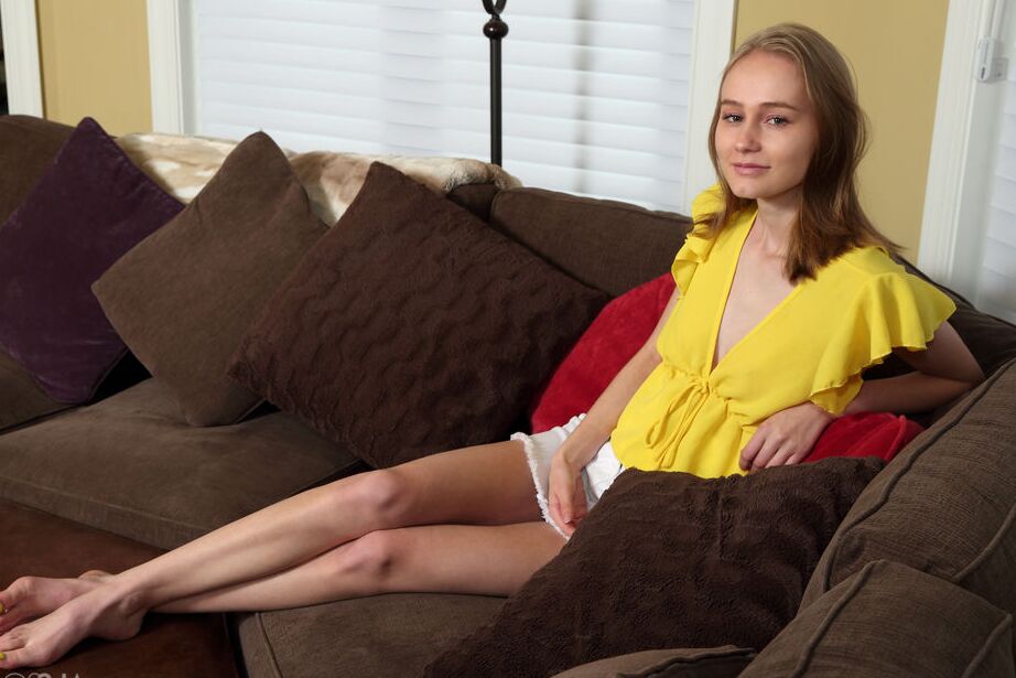16P Thing la adolescente Alicia Williams se abre el coño antes de estirar el ano