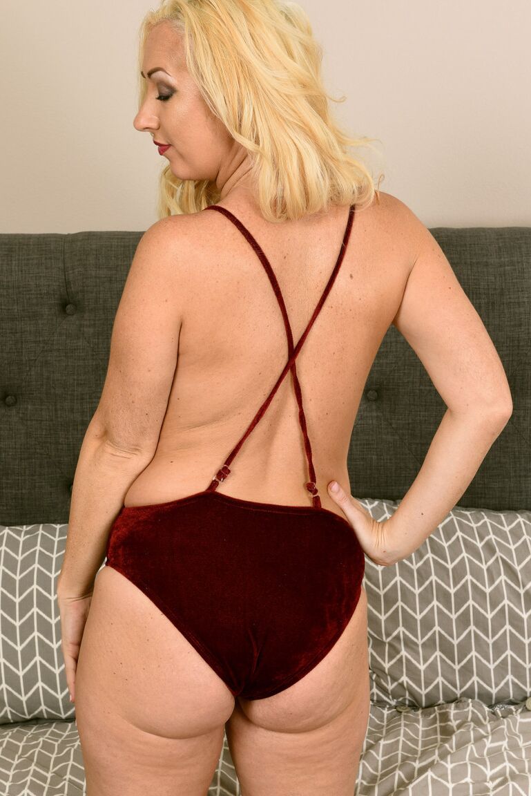 Die 16P 30 plus Frau mit blonden Haaren, Janna Hicks, schlüpft aus dem Badeanzug, um nackt zu modeln