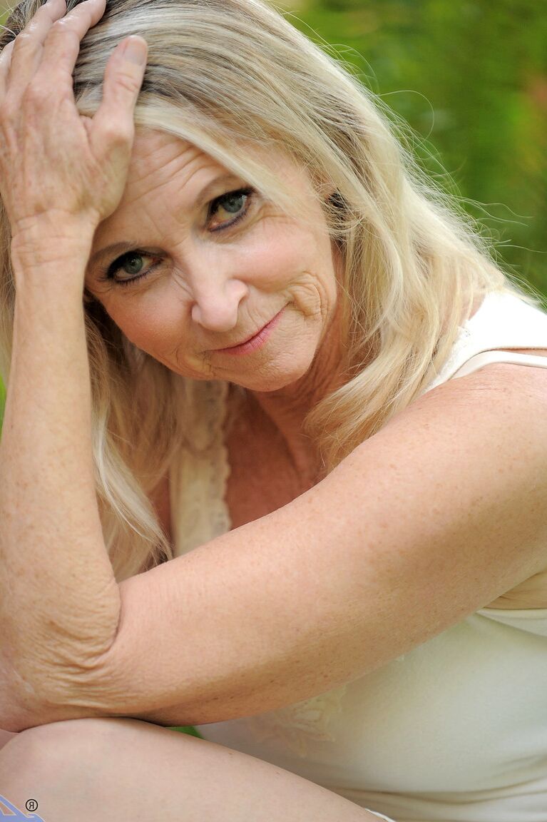 21P La grand-mère blonde Annabelle Brady enlève sa robe
