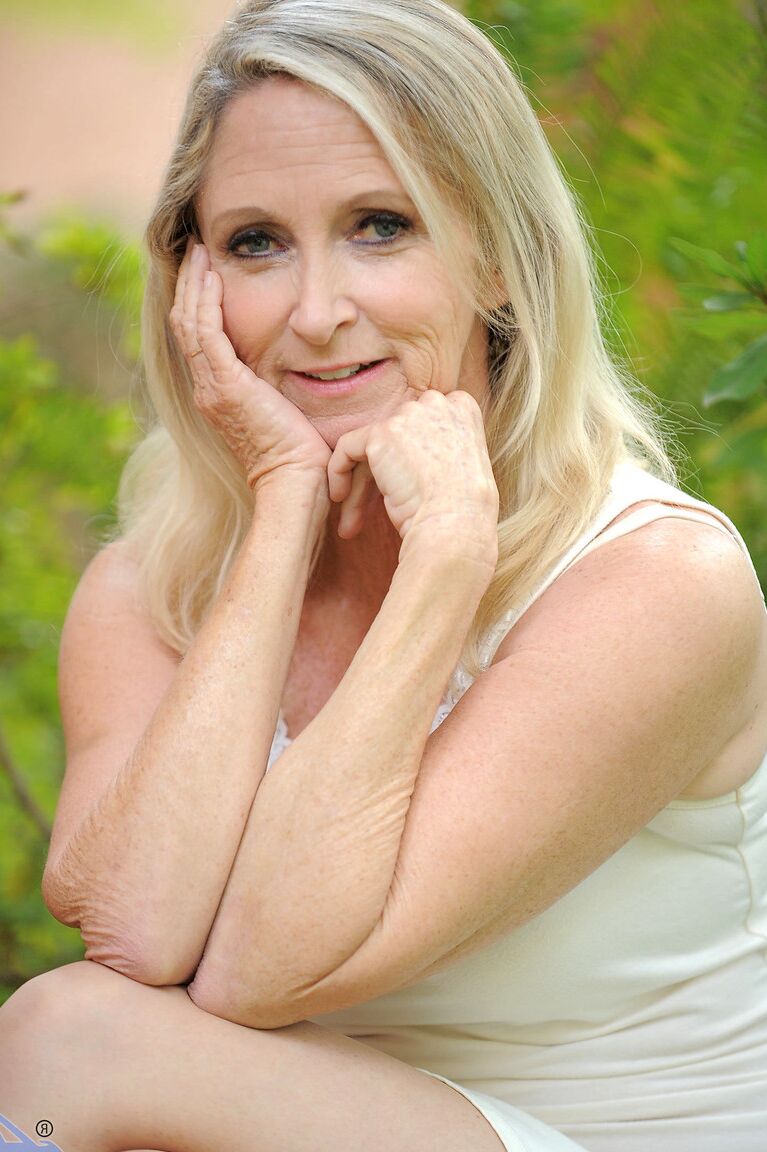 21P La grand-mère blonde Annabelle Brady enlève sa robe