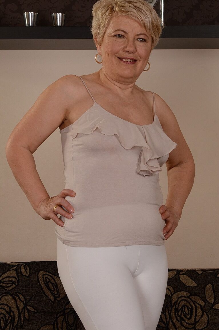 16P A encantadora vovó Ursula Grande tira a blusa e mostra seios naturais flácidos