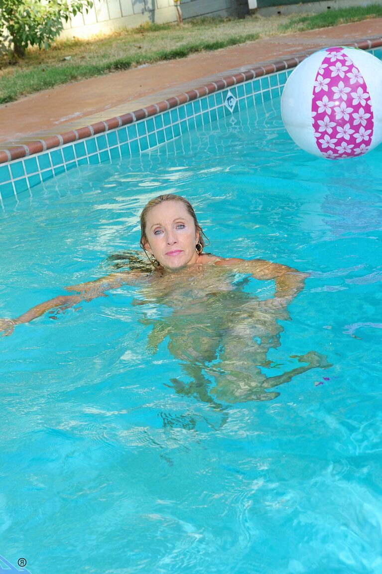 21P A deslumbrante Luna madura exibe seus lindos seios e se masturba na piscina