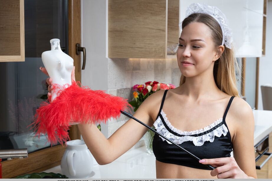 18P A jovem loira Cruzita tira a roupa de empregada antes de mostrar sua bucetinha careca