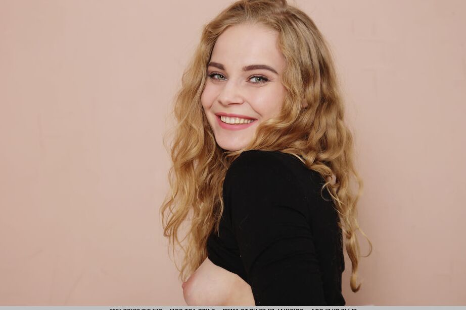 18P A encantadora adolescente Ellie descobre seus seios antes de revelar sua linda buceta