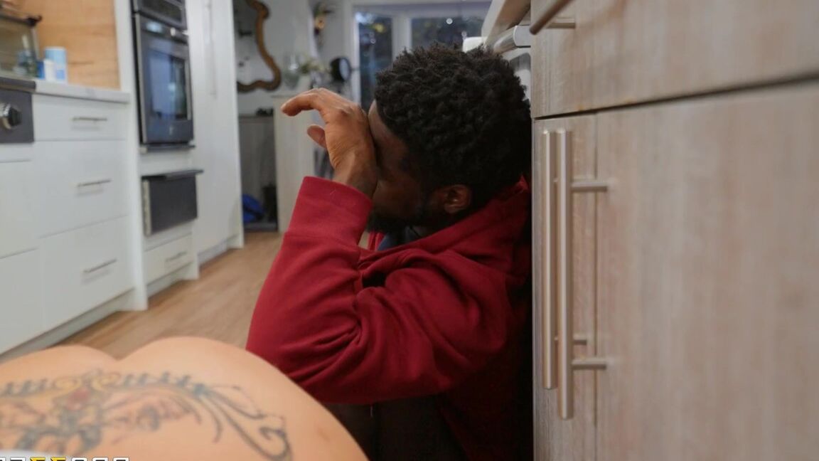 21P Die freche Oma Seka Black genießt harten interrassischen Anal- und Vaginalsex