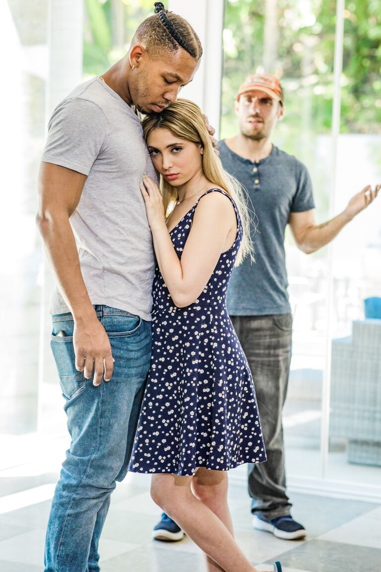 15P A adolescente sexy Jane Wilde deixa o namorado para fazer sexo hardcore com um homem negro