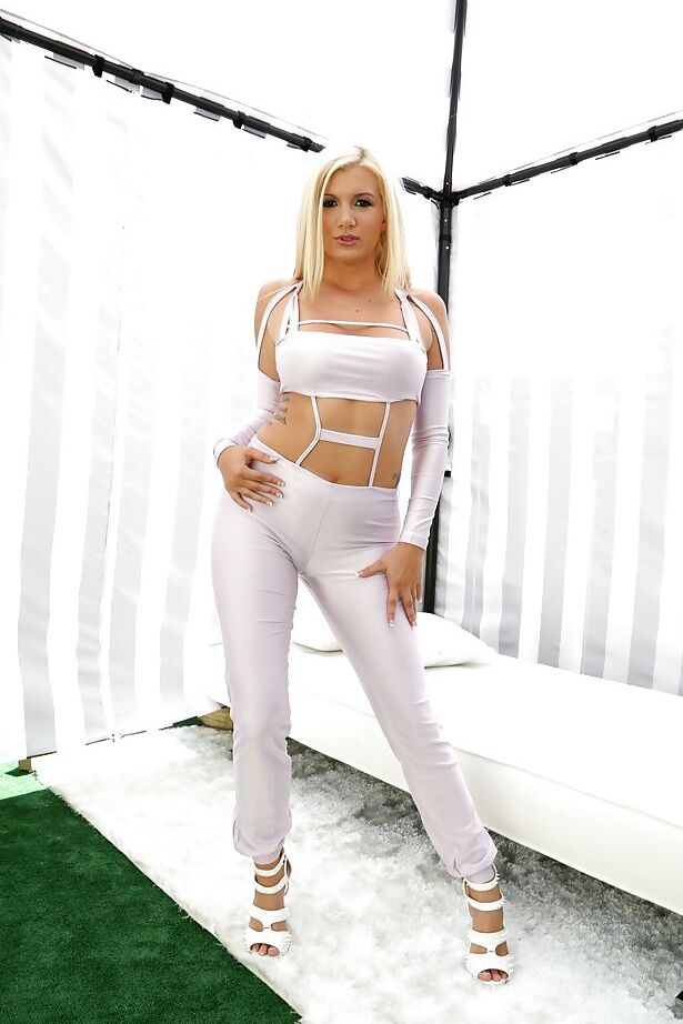 16P A elegante loira Layla Price se orgulha de seus grandes seios naturais e bunda enorme
