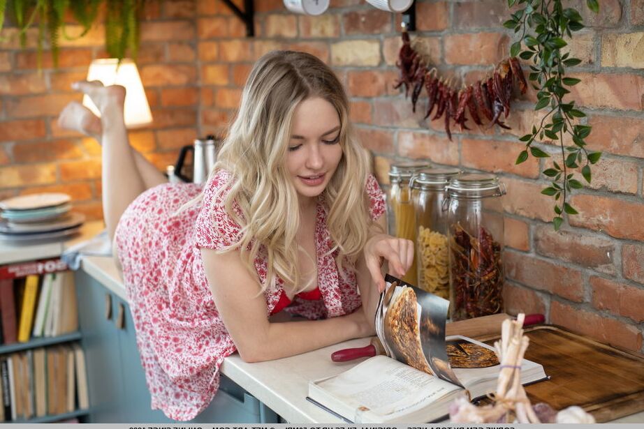 18P A adolescente loira Sophie Gem faz ótimas poses nuas em sua cozinha