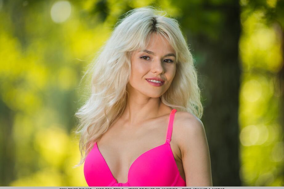 18P La joven rubia platino Zarina A se quita el sujetador y las bragas rosas para posar desnuda en la tienda
