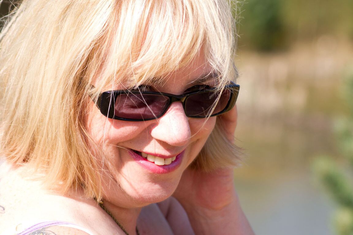 16P Abuela rubia se desnuda con gafas de sol y medias en un patio trasero