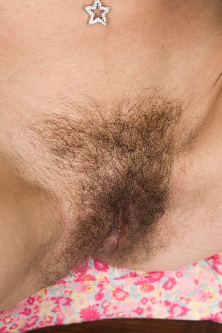 21P La MILF checa Gina Monelli trata su coño peludo con una follada orgásmica con un consolador