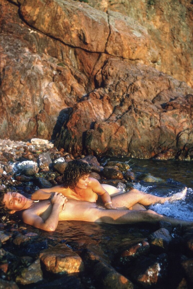 14P Vintage follando con la caliente Suze Randall y su flaco hijo de puta al aire libre