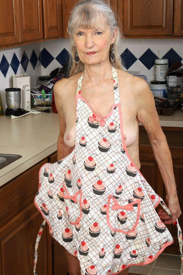 16P La vieille Linda Jones expose son corps ridé pendant qu'elle nettoie sa cuisine