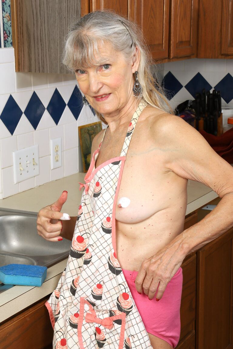 16P La vieille Linda Jones expose son corps ridé pendant qu'elle nettoie sa cuisine