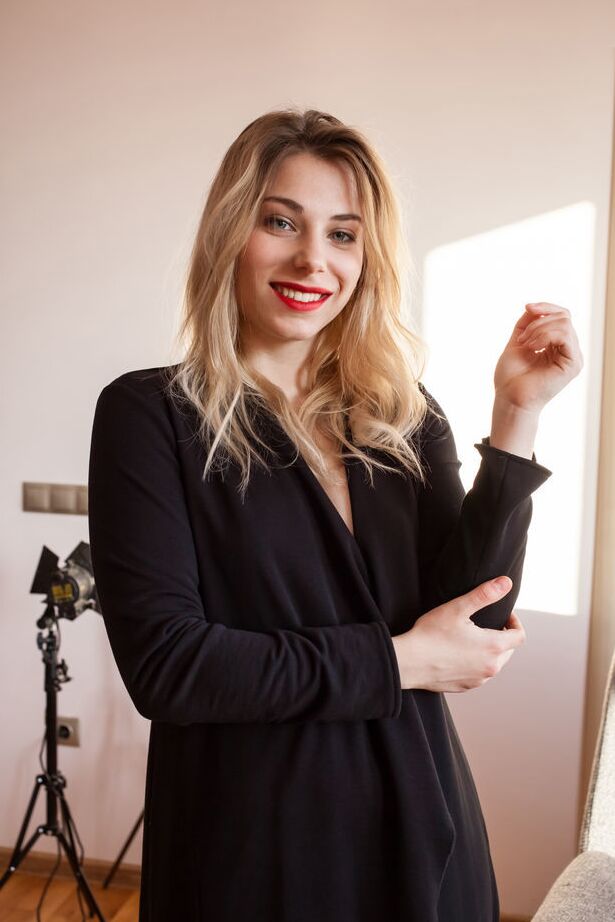 18P La magnifique jeune Stephanie Pearl se met lentement totalement nue pendant une action en solo.