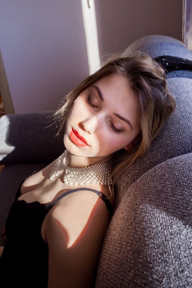 18P La magnifique jeune Stephanie Pearl se met lentement totalement nue pendant une action en solo.