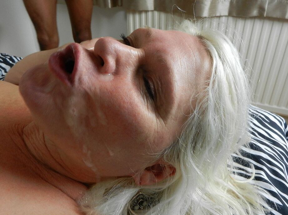 21P Vovó safada Lacey Starr faz um tratamento facial bagunçado em uma cena interracial quente