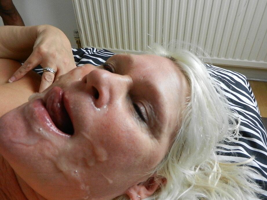 21P Vovó safada Lacey Starr faz um tratamento facial bagunçado em uma cena interracial quente