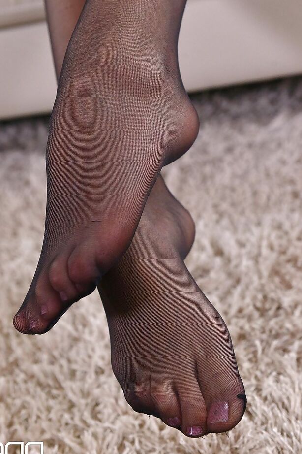 16P Nena europea de piernas largas quitándose los tacones altos de los pies adornados con medias