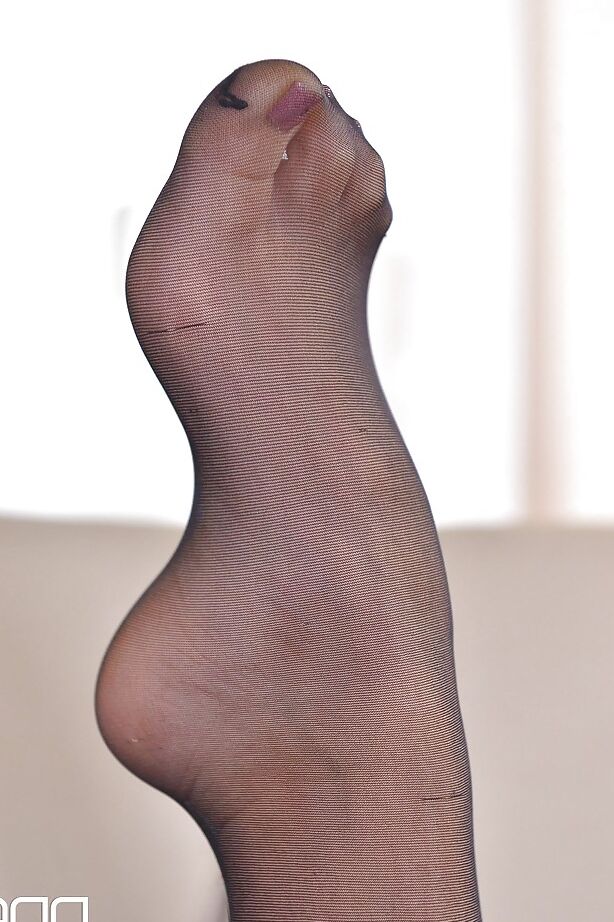 16P Nena europea de piernas largas quitándose los tacones altos de los pies adornados con medias