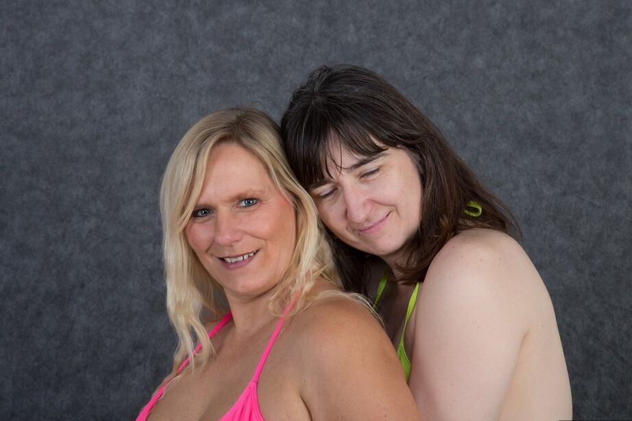 20P La rubia amateur Sweet Susi y su amante lesbiana se quitan los bikinis