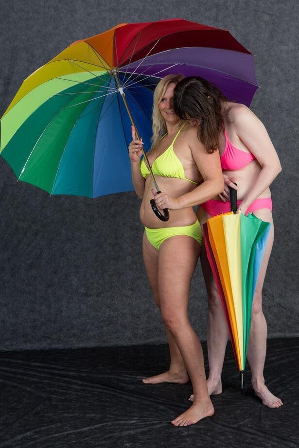 20P La rubia amateur Sweet Susi y su amante lesbiana se quitan los bikinis