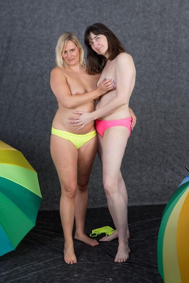 20P La rubia amateur Sweet Susi y su amante lesbiana se quitan los bikinis