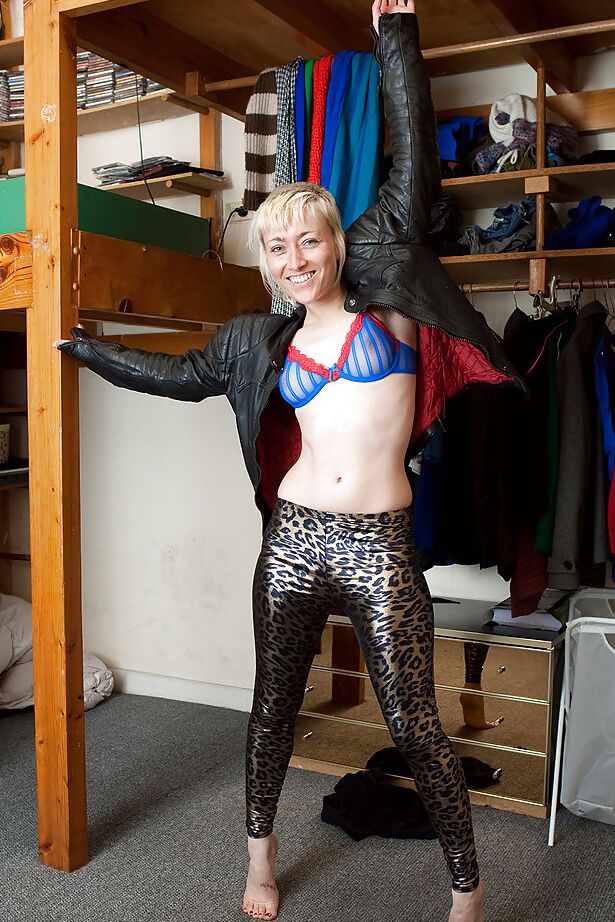 16P Mature blonde Dee Dee gets naked for first time nude modelling job