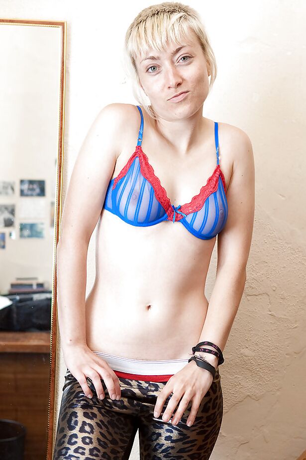 16P Mature blonde Dee Dee gets naked for first time nude modelling job