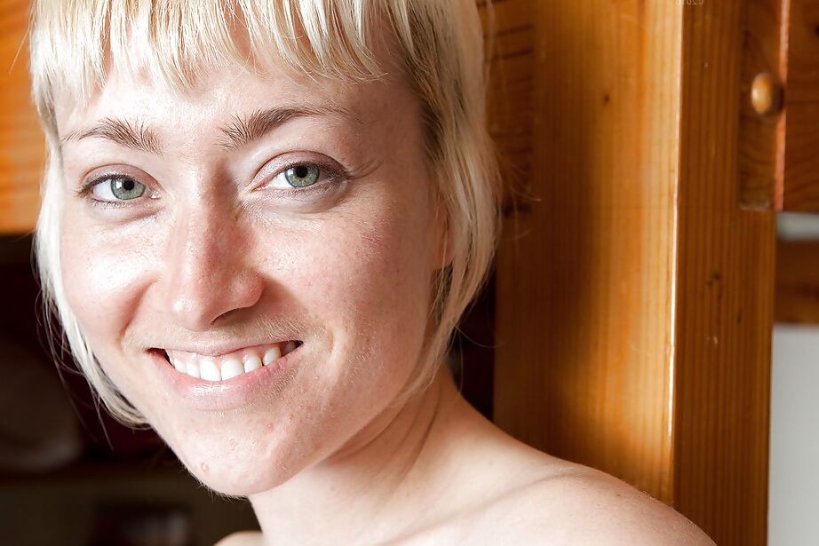 16P Mature blonde Dee Dee gets naked for first time nude modelling job