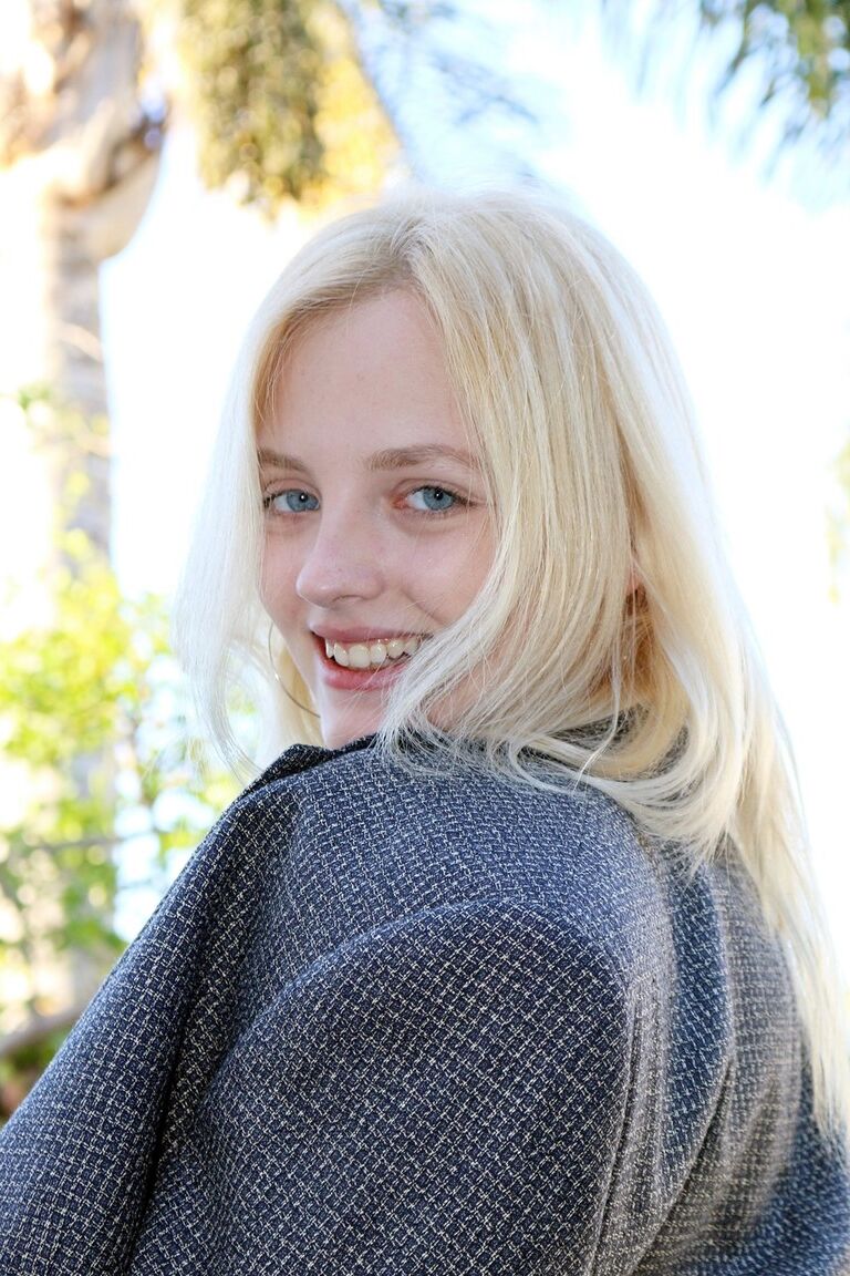 16P Kate Bloom, blonde débutante, montre son cul et sa chatte au bord d'une piscine avec des chaussettes OTK.