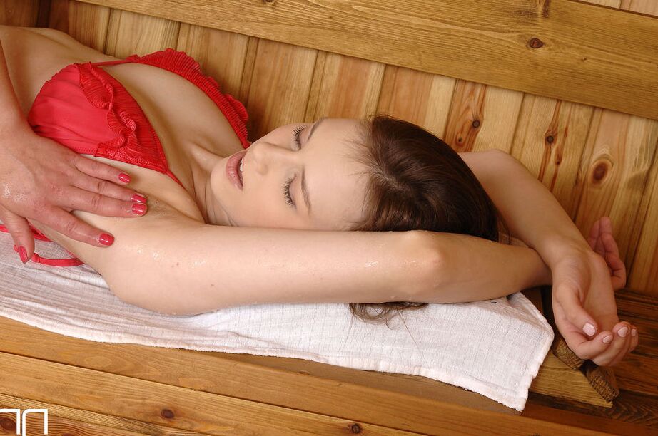 16P Chicas calientes en bikini prueban sexo lésbico dentro de una sauna