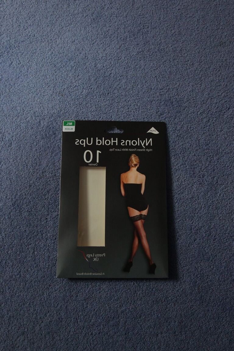 21P A gostosa Natasha Anastasia posando no quarto com sua meia-calça e calcinha sexy