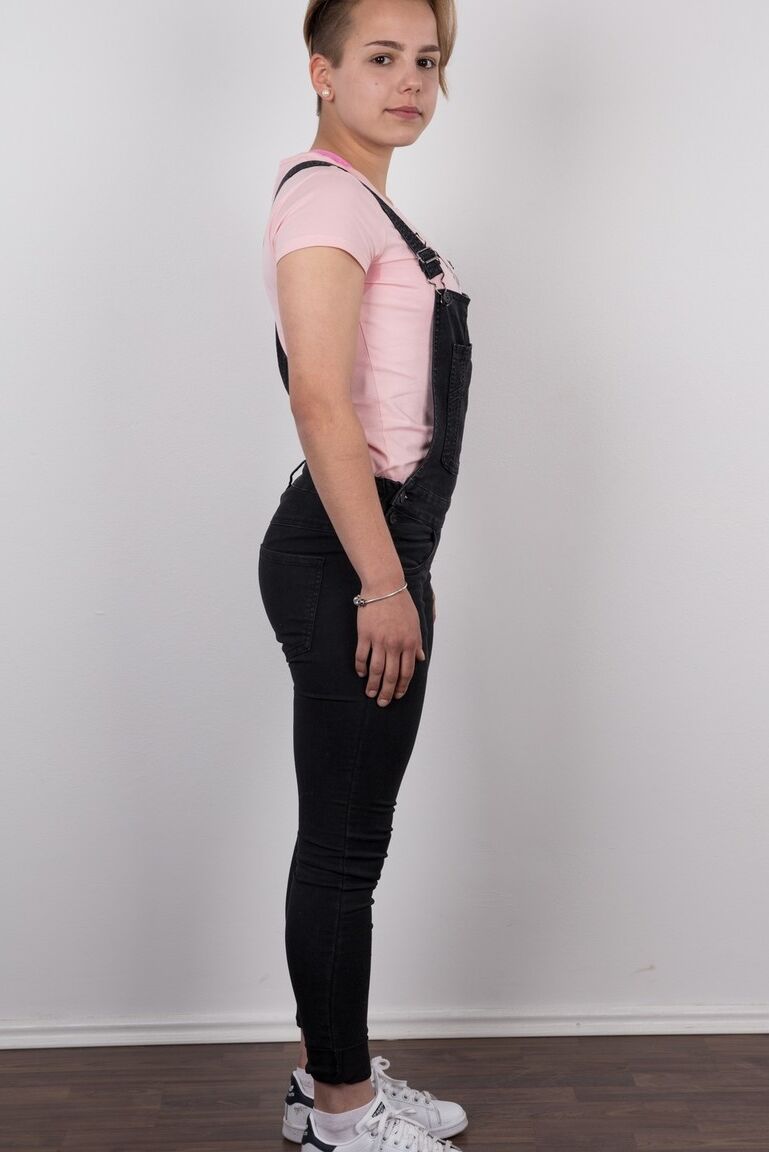 20P A modelo amadora Michaela tira o macacão e a lingerie para posar nua