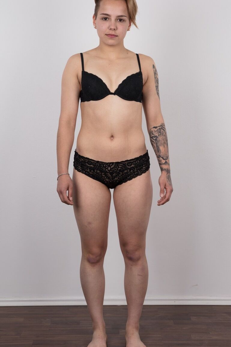 20P A modelo amadora Michaela tira o macacão e a lingerie para posar nua