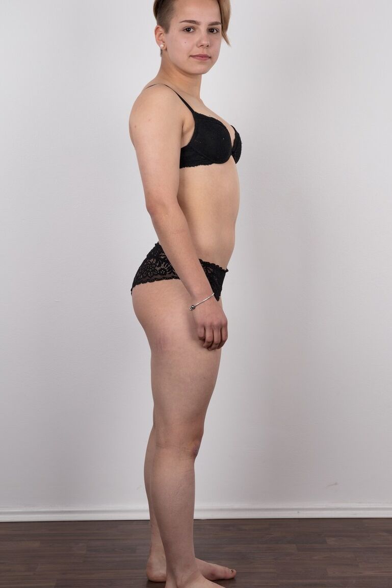 20P A modelo amadora Michaela tira o macacão e a lingerie para posar nua