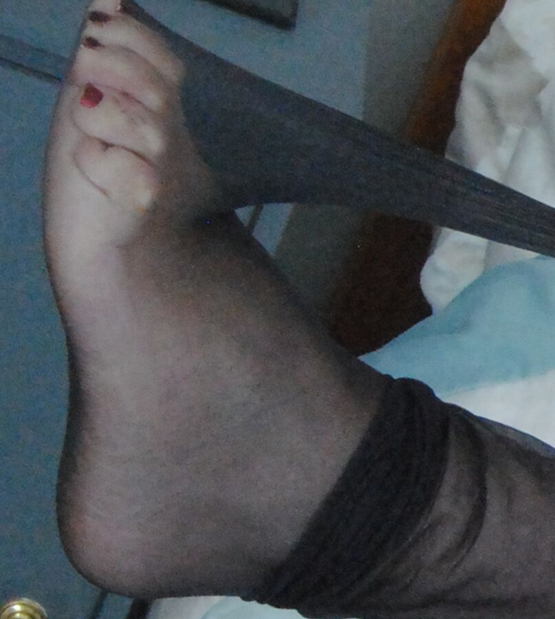 15P La sexy rubia mayor Dimonty se libera las uñas de los pies pintadas de las medias