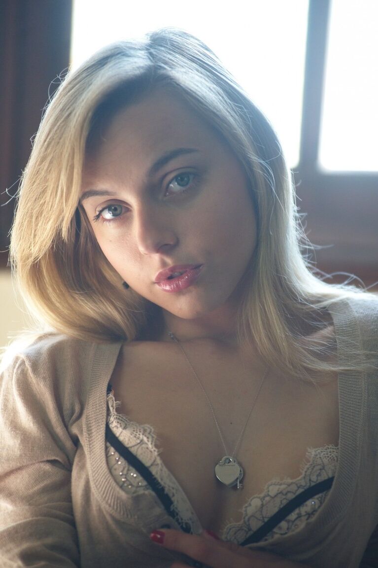 12P La blonde sexy Chloe Toy enlève sa lingerie pour se poser nue